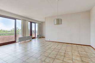 Dit ruime appartement van 82m2, gelegen aan de Mettewielaan te Molenbeek, biedt een unieke combinatie van ruimte, uitzicht en comfort. Het appartement bestaat uit een inkomhal, een ruime leefruimte met prachtig uitzicht via het zonneterras, een ingerichte keuken, een apart toilet, 2 ruime slaapkamers en een badkamer met douche in bad en toilet. Daarnaast is een bergkelder inbegrepen in de prijs, waardoor u voldoende ruimte heeft voor opslag. Indien u meer informatie wenst of een bezoek, stuur gerust een mail naar Affligem@immoaccenta.be