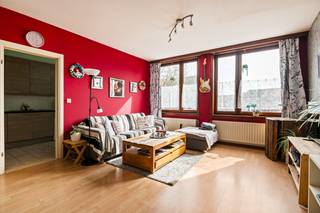 Bent u op zoek naar een appartement met 2 slaapkamers en groot terras? Neem dan zeker eens een kijkje naar dit appartement op de eerste verdieping van een kleinschalig gebouw in het rustige Oelegem!<br /><br />Bij binnenkomst betreedt u de inkomhal met vestiairekasten en een apart toilet met handenwasser. Vanuit hier heeft u toegang tot de lichtrijke woonkamer met aansluitend praktische keuken. Deze is voorzien van een dubbele spoelbak met verlek, een oven, een inductievuur, een frigo en een diepvriezer en aansluiting voor wasmachine. Bovendien geeft de keuken toegang tot het terras vooraan. <br /><br />Dit leuke appartement biedt twee ruime slaapkamers (9m² /12m²) waarvan de grootste toegang biedt tot het terras van 26m². Verder vindt u nog de badkamer die voorzien is van een dubbel lavabomeubel en een bad met douchefunctie. <br /><br />De gemeenschappelijke lasten bedragen € 103/maand.<br /><br />Pluspunten:<br />+ Locatie nabij winkels, scholen en openbaar vervoer<br />+ Groot terras (26 m²)<br />+ Kleinschalig gebouw<br />+ Reservekapitaal aanwezig<br />+ Nieuwe ketel<br /><br />Interesse in dit tof appartement? Contacteer ons via 03 337 50 70 of info@vbvastgoed.be voor een afspraak ter plaatse of meer info.