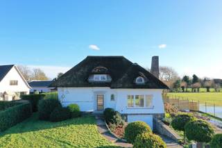 Bent u op zoek naar een ideaal handelspand met ruime parking en tuin? Dan is dit zeker iets voor u. Dit commercieel gebouw bestaat uit 3 verdiepingen...