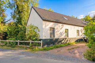Charmante eigendom bestaande uit woning én vergunde vakantiewoning, 3 slaapkamers, tuin en garage!Bent u op zoek naar een ruime eigendom met een aangename tuin en comfortabele leefruimte? Dan is deze veelzijdige eigendom met een bewoonbare oppervlakte van maar liefst 231 m² zeker een bezoek waard.Het pand bestaat uit een hoofdwoning en een vakantiewoning (gîte), elk met een eigen EPC-attest.Indeling hoofdwoning: inkomhal, apart toilet, ruime en lichtrijke woonkamer, keuken, praktische wasruimte, slaapkamer, badkamer en trappenhal.Op de verdieping bevinden zich een tweede slaapkamer en dressing. Deze verdieping kan verder naar eigen smaak worden afgewerkt en biedt bijkomende mogelijkheden. De hoofdwoning beschikt over EPC C.De gîte/vakantiewoning heeft een afzonderlijke inkom en omvat een woonkamer, keuken, slaapkamer en badkamer met douche en dubbele wastafel. Deze unit beschikt over EPC B.Verder beschikt de eigendom over een kelder, garage, vier buitenparkeerplaatsen, terras en tuin.Voor wie is dit pand ideaal?♦ Wie wonen graag wil combineren met een afzonderlijke vakantiewoning.♦ Gezinnen die op zoek zijn naar extra ruimte of mogelijkheden voor zorgwonen.♦ Mensen die genieten van een groene omgeving, en een ruime woning.Stedenbouwkundig is de eigendom vergund als woonst en vakantiewoning. Er bestaan mogelijkheden om het geheel om te vormen naar één privatieve woonst of naar zorgwonen, mits de vereiste vergunning en/of bestemmingswijziging wordt aangevraagd en verkregen bij de bevoegde stad.Bezoek na afspraak met Immo Beguin, jouw vastgoedexpert sinds 2009.Meer info of bezoek via emmy@immobeguin.be