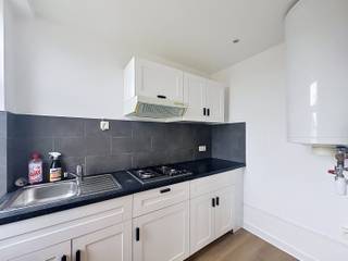 <p><strong>Te huur: verzorgd appartement in Vilvoorde, gelegen aan de Hendrik I lei, in een rustige residentiële buurt nabij scholen en openbaar vervoer.</strong></p><p>Dit appartement biedt een praktische indeling met een gezellige woonkamer, een functionele keuken en een comfortabele slaapkamer. Dankzij de ligging geniet u van een vlotte verbinding naar het centrum en omliggende gemeenten. Het EPC-label C zorgt voor een degelijk energieverbruik, en de private kelder biedt extra opbergruimte.</p><p><br /></p><p><strong>Ruimtes:</strong></p><ul><li>Inkomhal met toegang tot de verschillende ruimtes</li><li>Woonkamer met aangename lichtinval</li><li>Keuken met spoelbak, dampkap en gaskookplaat</li><li>Slaapkamer met ruimte voor een dubbel bed</li><li>Badkamer met inloopdouche, toilet en moderne kranen</li><li>Individuele private kelder</li></ul><p><strong>Troeven:</strong></p><ul><li>Rustige residentiële ligging nabij scholen en openbaar vervoer</li><li>Praktische indeling met alle nodige voorzieningen</li><li>Extra opbergruimte dankzij private kelder</li></ul><p><strong>Maandelijkse provisie</strong>: € 50 voor (<span>minuterie en water privatieve delen)</span></p><p><br /></p><p>Neem vandaag nog contact op met Sara De Maeyer voor een bezoek via: https://mijnhuurprofiel.be/property/8e4f3a3f-b9c9-4c7f-b7a5-379812af25ec</p><p><br /></p><p>JOUW DROOMAPPARTEMENT. ZO GEVONDEN!</p>