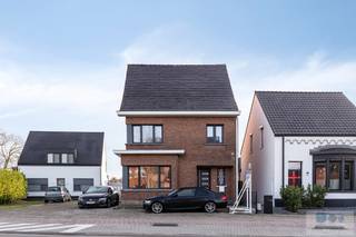 Op een centrale locatie te Grobbendonk bevindt zich deze charmante woning met 3 ruime slaapkamers en gezellige tuin!De woning geniet een uitstekende...