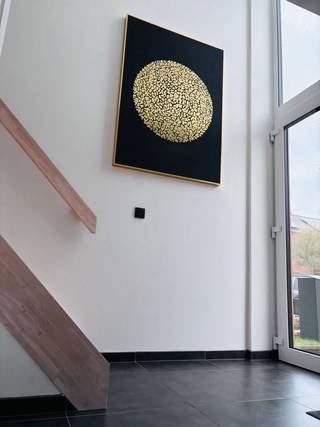 <p>Op zoek naar een comfortabele en energiezuinige woning? Deze BEN-woning met <strong>E-peil A</strong>, <strong>warmtepomp</strong> en <strong>regenwaterrecuperatie</strong> biedt een <strong>lage energiekost</strong> en combineert modern comfort met praktisch woonplezier.</p>
<p>De woning beschikt over een <strong>lichtrijke leefruimte van 36 m²</strong> met een <strong>volledig uitgeruste keuken</strong> die naadloos aansluit op de living. Voor extra opbergruimte zijn er stijlvolle maatkasten van Camber voorzien.</p>
<p>Op de eerste verdieping bevinden zich <strong>3 slaapkamers</strong>, waaronder één met dressing, en een <strong>moderne badkamer</strong> met zowel <strong>ligbad</strong> als aparte douche. Daarnaast is er een <strong>ruime zolder</strong> beschikbaar.</p>
<p>Buiten geniet je van een <strong>zuidgerichte tuin</strong> met <strong>2 zonnige terrassen</strong> en een <strong>tuinhuis</strong>. Voor de wagen is er een <strong>carport met laadpaal</strong> aanwezig.</p>
<p>De woning ligt op een <strong>uitstekende locatie</strong>: de N60 en het treinstation van Eke liggen op 700 m, winkels en scholen zijn op wandelafstand bereikbaar.</p>
<p>Deze woning is ideaal voor wie energiezuinig, comfortabel en praktisch wil wonen op een centrale ligging.</p>
<p>📞 <strong>Bezoek mogelijk via makelaar Simon Coens</strong></p>
<ul>
<li>
<p>Telefonische afspraak: <strong>0478/206.774</strong></p>
</li>
<li>
<p>Mail: <strong>Simon@cornelis-partners.be</strong></p>
</li>
</ul>