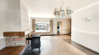 Zeer verzorgde woning met 3 slaapkamers, een zonnige stadstuin en een gesloten garagebox, rustig gelegen vlak aan het Sint-Donaaspark te Zeebrugge. Deze instapklare woning heeft een energielabel C dus geen zorgen op gebied van energie en verwarming. Er is overal dubbel glas en de woning wordt verwarmd op aardgas via een condenserende gasketel. Stevige structuur met betonnen gewelven.<br /><br />Aangename locatie omringd door winkels, scholen en openbaar vervoer.<br />Iets verder in straat een mooi vernieuwd park met talloze speelgelegenheden voor kinderen. <br /> <br />Indeling: <br />Inkomhal met apart toilet, een grote woonkamer met veel licht, een mooie en volledig uitgeruste keuken met toegang naar de achterliggende tuin. Verder nog een ruime wasplaats beneden.<br />Deze verzorgde buitenruimte is volledig zuidgericht en heeft rechtstreekse toegang naar de achterliggende garagebox. Een uitzonderlijk comfort en een enorme meerwaarde voor de woning.<br /><br />Op de eerste verdieping zijn er 3 slaapkamers en een badkamer met douche en extra toilet.<br />Grote zolderverdieping met talloze mogelijkheden (extra kamer, bijkomende opslag, …).<br /><br />Een mooi aanbod in het dorp van Zeebrugge.<br /> <br />Bezoeken of meer informatie? <br />Contacteer Willem Cauwels op tel. 050/89.27.70.