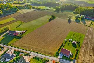 Net over de Vlaamse taalgrens (500 m), vinden we dit fantastisch stuk grond in Elzele (Ellezelles). Het perceel heeft een oppervlakte van maar liefst 5.032 m². <br />De ligging is uitstekend: rustig, met een weids uitzicht over groen en vlakbij het stadscentrum van Ronse (4,5 km) en de dorpskern van Elzele (Ellezelles - 3km). <br /><br />Kenmerken en indeling van het perceel:<br />- totale oppervlakte: 5.032 m²;<br />- ligging: de rustige Rue Cinquant te Ellezelles;<br />- oriëntatie: optimaal om te genieten van de natuurlijke lichtinval en het weidse zicht;<br />- bestemming: geschikt voor de bouw van een vrijstaande woning (gelijkvloers + verdieping onder dak)<br />- straatbreedte: 28,5 m<br />- perceeldiepte: 167,91<br /><br />Wenst u hier uw droomwoning te realiseren? Contacteer ons voor meer informatie omtrent de voorschriften.