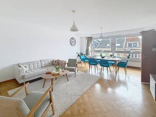 Dit appartement met 3 slaapkamers, terras en garage bevindt zich in het centrum van Dilbeek en biedt een aangename combinatie van ruimte, comfort...