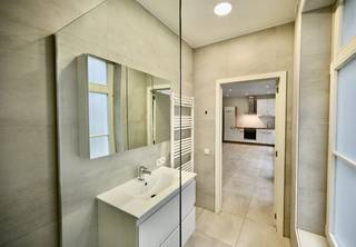 Op zeer centrale ligging, achter deze prachtig authentieke gevel bevindt zich op de gelijkvloerse verdieping deze knap gerenoveerde studio terug. De residentie ligt zeer centraal op boogscheut strand, shopping en station.<br /><br />De studio ligt op de benedenverdieping en omvat inkomhal, mooie leefruimte met open keuken, moderne badkamer en berging (aansluit wasmachine)<br />Deze residentie werd volledig gerenoveerd en de ruime studio is dan ook instapklaar.<br /><br />Er is een gemeenschappelijk dakterras aanwezig, evenals vuilnislokaal en gemeenschappelijke fietsenberging op het gelijkvloers. <br /><br />Nog op zoek naar uw 2e verblijf, investering of knusse woonplek? Neem dan. nu contact op voor afspraak 059/43.43.00