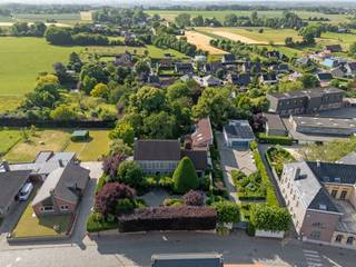 Gelegen in het schilderachtige Mater, een charmante deelgemeente van Oudenaarde, bevindt deze exclusieve villa zich in een rustige, groene en residentiële omgeving. Je geniet hier van een perfecte balans tussen privacy en bereikbaarheid, met winkels, scholen en openbaar vervoer vlakbij.<br /><br />De karaktervolle woning ligt op een domein van meer dan 1 hectare en biedt een bewoonbare oppervlakte van ca. 715 m², verdeeld over drie volwaardige verdiepingen. De villa werd met veel smaak en kwaliteit ingericht en straalt klasse en sereniteit uit.<br /><br />Het gelijkvloers focust op ruimte, lichtinval en een sterke connectie met het buitenleven. Leefruimtes zoals de zithoek, eetkamer en volledig uitgeruste keuken geven via grote raampartijen uit op het zonovergoten terras met aansluitende zwemvijver – een unieke plek van rust.<br /><br />Verder zijn er op het gelijkvloers een bureau, wasplaats, hallen en bergingen. De kelderverdieping biedt koele kelders, ideaal voor wijn en voorraad.<br /><br />Op de eerste verdieping bevinden zich meerdere ruime slaapkamers, waaronder een elegante master suite met eigen badkamer, extra badkamers en ingebouwde kasten. De tweede verdieping biedt nog een extra slaapkamer en een multifunctionele zolder.<br /><br />De idyllische, volgroeide tuin met grote zwemvijver vormt een verlengstuk van het woongenot. Er is ook een tuinberging en een garage van ca. 100 m².<br /><br />Meer info en 3D tour op www.hillewaere-vastgoed.be
