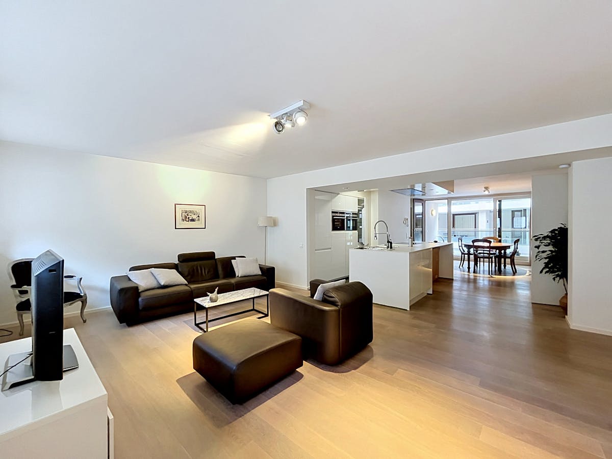 Lichtrijk en instapklaar appartement (107 m²) met terras en parking in hartje Brugge. - foto 2
