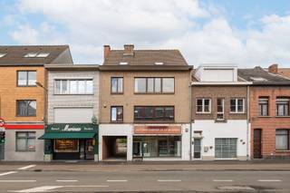 Midden in Kapellen wonen, met alles wat je dagelijks nodig hebt op wandelafstand én voldoende ruimte om comfortabel thuis te komen. Dat is precies wat je hier krijgt.<br /><br />Het appartement ligt op de tweede verdieping van een kleinschalig gebouw met slechts drie appartementen en biedt ca. 85 m² woonoppervlakte (cfr. EPC-attest). De praktische indeling omvat een ruime leefruimte met aansluitend de keuken. De parketvloer geeft de leefruimte een warme uitstraling en loopt mooi door in de twee slaapkamers. Verder beschikt het appartement over een badkamer en een apart gastentoilet.<br /><br />De gasketel werd enkele jaren geleden vernieuwd en het appartement beschikt over een EPC-label B. <br />Elektriciteit, gas en water beschikken over individuele meters, waardoor je enkel betaalt voor je eigen verbruik.<br /><br />Ook praktisch zit het goed: er is een gemeenschappelijke fietsenberging én bij het appartement hoort een eigen autostaanplaats. De gemeenschappelijke kosten blijven bovendien beperkt tot ongeveer €30 per maand.<br /><br />Het appartement is momenteel verhuurd. Interessant dus voor wie op zoek is naar een investering, maar evengoed voor wie hier op termijn zelf zijn plek van wil maken.<br /><br />Ruim wonen, je wagen voor de deur en het centrum van Kapellen op wandelafstand. Kom gerust eens kijken of dit appartement bij je past. <br /><br />Contacteer Neon Vastgoed voor meer info of een bezoek ter plaatse op 03/336.88.88 of via info@neonvastgoed.be