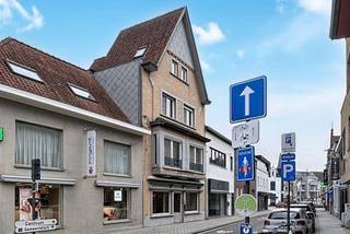 Dit te renoveren handelspand met woonst is gelegen in het centrum van Kuurne, op een commerciële ligging. Een ideale opportuniteit voor mensen die wonen en werken willen combineren. Het gelijkvloers omvat een handelspand met winkelruimte, bureau, toilet, en een keukentje met aanpalende grote eetruimte. Er zijn twee ruime kelders. <br />Op de 1ste verdieping bevindt zich een grote, lichtrijke leefruimte met zit- en eethoek, evenals een ruime keuken met eetgedeelte die uitgeeft op een zonnig terras. De badkamerruimte is voorzien van alle aansluitingen en kan nog volledig naar eigen smaak worden ingericht. De 2de verdieping telt twee slaapkamers en een aparte toiletruimte. Op de derde verdieping bevindt zich de master bedroom met inbouwkasten. Op 100 meter bestaat de mogelijkheid om een garage bij aan te kopen (niet inbegrepen in de prijs). <br /><br />Extra troeven:<br />
<ul>
<li>dubbele beglazing</li>
<li>rolluiken</li>
<li>elektrische zonnescreens</li>
<li>mogelijkheid tot aankoop garage op 100m</li>
<li>uiterst centrale ligging met veel passage</li>
</ul>
<div>Deze woning is te koop ZONDER makelaar via Smart Houses. Inlichtingen of een bezoek? Contacteer rechtstreeks de eigenaar via philipverhaeghe@icloud.com</div>
<div>
<div>
<div>
<div></div>
</div>
</div>
</div>