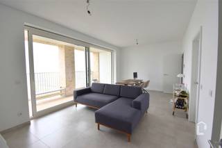 <p><span>Lichtrijk, recent appartement met 2 slaapkamers en terras</span></p><p><span> </span></p><p><span>Prachtig lichtrijk appartement op de vierde verdieping, in een gloednieuw appartementsgebouw Residentie Parkhoeve. Met zicht op en gelegen aan domein de Ghellinck (Parkbossen). Dit topappartement is vlot bereikbaar met de wagen via de E40, E17, R4 en N60. Er is openbaar vervoer in de onmiddellijke omgeving. Op wandelafstand bevinden zich het centrum van Zwijnaarde en het Technologiepark.</span></p><p><span> </span></p><p><span>Het appartement bestaat uit een inkomhal met apart toilet, ruime leefruimte met aanpalend ruim terras. Verder is er een geïnstalleerde keuken voorzien van alle nodige inbouwtoestellen, een berging met aansluiting voor wasmachine en droogkast, twee slaapkamers en een badkamer met extra grote inloopdouche, lavabomeubel en tweede toilet. Een grote troef is ook het ruim zuid-oostelijk gerichte terras. In de kelderverdieping is er voor dit appartement een autostaanplaats.</span></p><p><span> </span></p><p><span>Iedereen kan genieten van de gemeenschappelijke tuin en ondergronds bevindt zich ook een gemeenschappelijke fietsenstalling.</span></p><p><span> </span></p><p><span>Beschikbaar: bespreekbaar, ten laatste 01/01/2027</span></p><p><span>Provisie: € 100</span></p><p><span>EPB: E29 - 42 kWh/m²jaar</span></p><p><span>Vloerverwarming & waterverzachter</span></p><p><span> </span></p><p><span>Pluspunten:</span></p><p><span>+ Recent appartement (2021)</span></p><p><span>+ Rustig groen terrein</span></p><p><span>+ Lichtrijk appartement</span></p><p><span>+ Ondergrondse staanplaats</span></p><p><span>+ Centrale ligging</span></p><p><span>+ Nabij openbaar vervoer</span></p>