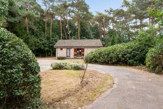 <p><span>Ontdek deze chalet gelegen in het hart van Zandhoven, omgeven door de rust en schoonheid van de natuur. Met een bewoonbare oppervlakte van 82m² biedt deze woning een knusse leefruimte, ideaal voor koppels of kleine gezinnen. De woning beschikt over </span><span>twee slaapkamers</span><span> en </span><span>één badkamer</span><span>. De open leefruimte biedt een warme en uitnodigende sfeer, waar u kunt ontspannen en genieten van de natuurrijke omgeving. Wat deze eigendom echt uniek maakt, is het indrukwekkende grondoppervlak van </span><span>3.975m²</span><span>. De uitgestrekte tuin biedt talloze mogelijkheden, van tuinieren tot het creëren van een eigen buitenparadijs. Hier kunt u zich volledig omringen door de sereniteit van het bos. De toegang tot de woning is eenvoudig en praktisch vanwege de oprijlaan, hoewel er </span><span>geen garage</span><span> is, zijn er voldoende parkeergelegenheid op het terrein. Dit perceel is een verborgen juweeltje voor diegenen die op zoek zijn naar een combinatie van rust, privacy en de natuur. De grond is geschikt om een grotere woning op te bouwen, contacteer ons voor meer inlichtingen of de link naar de stedenbouwkundige voorschriften.</span></p>