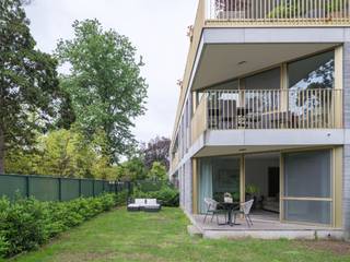 Dit ruime 3-slaapkamerappartement bevindt zich op de gelijkvloerse verdieping van een recente residentie (BJ 2020). Dankzij de ligging achteraan, weg van de straatzijde, geniet u hier van de nodige rust en privacy.<br /><br />Ook de bereikbaarheid is een absolute troef. Winkels en diensten bevinden zich vlakbij en het centrum van Gent is in minder dan 15 minuten rijden bereikbaar.<br /><br />Dit quasi-nieuwbouwappartement (EPC A) werd afgewerkt met oog voor kwaliteit en toekomstgericht wooncomfort. Hier beschikt u over lucht-water warmtepomp, vloerverwarming én -koeling en een ventilatiesysteem type D. Het resultaat is een energiezuinige woonst met een bijzonder aangenaam binnenklimaat, het hele jaar door.<br /><br />Met drie volwaardige slaapkamers, een ruime badkamer, twee toiletten en een praktische wasplaats biedt het appartement alle ruimte en functionaliteit van een woning, gecombineerd met het comfort en gebruiksgemak van een appartement. De twee terrassen en ruime tuin geven extra ademruimte.<br /><br />In de vraagprijs zijn drie bovengrondse (privatieve) parkeerplaatsen en een gemeenschappelijke fietsenstalling voorzien. Optioneel kan er een ruime, ondergrondse garagebox aangekocht worden aan €39.000.<br /><br />Kortom, een bijzonder aangenaam appartement met een mooie buitenruimte en een uitstekende prijs-kwaliteitsverhouding.