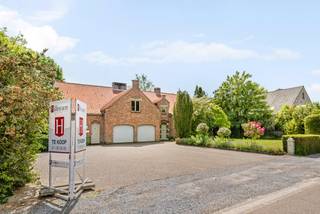 Deze charmante woning in Alken verenigt ruimte, comfort en een rustige ligging in één geheel. Het perceel van maar liefst 2.560 m² biedt een zee aan mogelijkheden: een gezellig terras, een ruime tuin en volop plek om te genieten van het buitenleven.<br /><br />Binnenin beschikt de woning over vijf slaapkamers, ideaal voor een groot gezin of voor wie graag gasten ontvangt. Met twee badkamers is er voldoende comfort en privacy voor iedereen. De leefruimtes sluiten naadloos aan op het terras en de tuin, waardoor binnen en buiten mooi in elkaar overvloeien. Of je nu houdt van tuinieren, spelen met de kinderen of gewoon ontspannen in de zon – deze woning maakt het allemaal mogelijk.<br /><br />Ook op praktisch vlak scoort dit huis hoog. Zo is er een ruime garage met plaats voor fietsen, gereedschap en extra opslag. Dankzij de indeling en de royale oppervlakte leent de woning zich bovendien perfect voor een vrij beroep of kantoor aan huis – ideaal voor wie wonen en werken wil combineren.<br />Bron bewoonbare oppervlakte: EPC<br />Buitengewone kenmerken:<br />- Perceeloppervlakte van 2.560 m²<br />- 5 ruime slaapkamers <br />- 2 badkamers<br />- Grote garage met extra opbergruimte<br />- Zonnepanelen 4320 Wp<br />- Gezellig terras en uitgestrekte tuin om volop van het buitenleven te genieten<br />- Mogelijkheid tot vrij beroep of kantoor aan huis<br />- Rustige ligging, geen achterburen