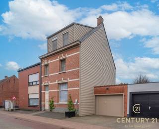 <p><span>Deze charmante woning, gelegen op een perceel van 364m² in Arendonk, combineert karakter met een tal van renovaties en hedendaags comfort. De woning werd doorheen de jaren zorgvuldig gerenoveerd. In 1998 werden onder andere de achterbouw, badkamer, elektriciteit en leefruimte vernieuwd, gevolgd door bijkomende werken in 2015 waarbij de zolder en muren onder handen werden genomen. Recent werd in 2024 nog een nieuwe verwarmingsketel geplaatst en werden zonnepanelen geïnstalleerd, wat bijdraagt aan de energiezuinigheid van de woning. </span></p>
<p><span>Bij het betreden van de woning komt u terecht in een lange inkomhal die u leidt naar de eetruimte. Aansluitend bevindt zich een ruime en lichtrijke leefruimte. De verzorgde keuken met bijkeuken biedt voldoende opbergruimte en praktisch comfort. Verder beschikt het gelijkvloers over een wasruimte en een geluidsdicht afgewerkt toilet. </span></p>
<p><span>Op de tussenverdieping vindt u een moderne badkamer uitgerust met douche, bad, dubbele wastafel en toilet, voorzien van vloerverwarming voor extra wooncomfort.</span></p>
<p><span>De eerste verdieping beschikt over twee ruime slaapkamers en een dressing. Op de tweede verdieping bevinden zich nog drie extra kamers, ideaal als kinderkamer, bureau of hobbyruimte. Daarnaast is er op deze verdieping een tweede badkamer met douche en wastafel. Tot slot beschikt de woning over een zolder die extra bergruimte biedt. </span></p>
<p><span>Buiten geniet u van een aangename terras met een garage die rechtstreeks toegang geeft tot de fraai aangelegde tuin met zwemvijver en ruimte voor een loungeset . Bovendien is er een multifunctioneel tuinhuis dat ingericht is als miniwoonst met leefruimte, douche, wastafel en toilet. Via een aparte toegang beschikt dit bijgebouw ook over een ruime werkruimte, ideaal voor hobby’s. </span></p>
<p><span>Kortom, een veelzijdige en instapklare woning met veel ruimte en mogelijkheden, ideaal voor grote gezinnen. </span></p>
<p><span>Uw eigendom verkopen? Ontdek wat uw woning waard is met de gratis en vrijblijvende schatting door CENTURY 21 Echo Vastgoed.</span></p>
<p><span>Contacteer ons via </span>📞<span> +32 (0) 14 48 12 21.</span></p>