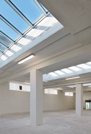 Dit recente complex (2010) bevat 3 onafhankelijke gebouwen rond een groene patio en is gelegen in de Louizawijk, vlakbij restaurants, banken en winkels. Er zijn drie volledig uitgeruste vergaderzalen ter beschikking van alle huurders. Verder beschikt het gebouw ook over een groen-certificaat. EPB 2011: E = 70 en K = 45.<br />Gemengde omgeving met tal van faciliteiten in de directe omgeving (winkels, restaurants, bars, hosts, fitnesscentrum, parkeergarage, enz.)<br />Gemakkelijk bereikbaar met het openbaar vervoer.<br />Exclusief belastingen en toeslagen.