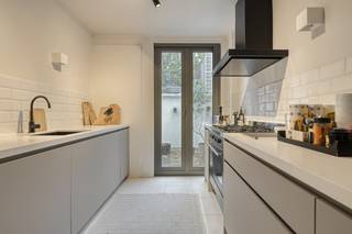 In de Geulincxstraat in Antwerpen staat dit ruime herenhuis met veel lichtinval te koop, een karaktervolle woning met tal van authentieke elementen en een royale bewoonbare oppervlakte van ca. 366 m². Dit huis te koop in Antwerpen is ideaal voor wie op zoek is naar ruimte, charme en de mogelijkheid om de afwerking naar eigen smaak te vernieuwen.Indeling van het huis:-Gelijkvloers: Inkomhal, ruime leefruimte met eet- en zitgedeelte, keuken met toegang tot het terras-Eerste verdieping: twee ruime slaapkamers en badkamer.-Tweede verdieping: twee bijkomende slaapkamers en tweede badkamer.-Zolderverdieping: biedt mogelijkheid om nog twee extra slaapkamers of hobbyruimtes te creëren.-Kelder: dankzij het natuurlijke licht aan de voorzijde voelt deze kelder bijzonder aangenaam aan en biedt ze mogelijkheden die verder reiken dan louter opslag.Troeven van dit huis in Antwerpen:-Authentieke stijlelementen zoals moulures, parketvloeren en originele trappen.-Grote bewoonbare oppervlakte en uitbreidingspotentieel.-Centrale ligging nabij winkels, scholen en openbaar vervoer.-Rustige straat op de grens tussen 2060 en 2000.Bereikbaarheid:De woning ligt op korte afstand van tram- en bushaltes, het station Antwerpen-Centraal en invalswegen richting E19 en Ring van Antwerpen.Ideale ligging! Op wandelafstand van het groene Park Spoor Noord, het hippe Eilandje en het bruisende Antwerpen Centrum.Dit vastgoed te koop in Antwerpen is een unieke kans voor wie een herenhuis wil kopen met karakter, ruimte en toekomstmogelijkheden.Bent u geïnteresseerd in een appartement of woning te koop in Antwerpen? Aarzel dan niet om ons te contacteren. Had u graag uw eigen eigendom te koop aangeboden contacteer ons dan voor een vrijblijvende schatting, telefonisch op het nummer 03/206.76.76 of per mail naar antwerpen@dewaele.com.Ook voor alle andere vragen omtrent vastgoed, kopen of verkopen kan u steeds bij ons terecht!