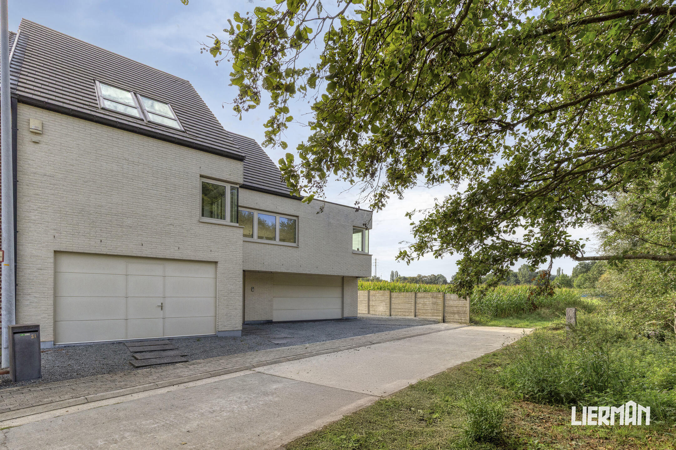 Moderne gezinswoning op 12a53ca met 4 SLK, lift en 2 garages - foto 1