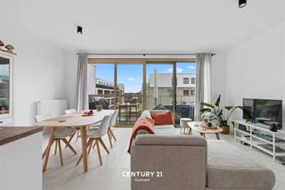 <p><span><strong>Lichtrijk appartement met terras in het centrum van Herent</strong></span></p><p>In het centrum van Herent, met een uitstekende verbinding naar Leuven, Mechelen en Brussel, bevindt zich dit verzorgde appartement in een recent gebouw.</p><p>Het appartement beschikt over 1 ruime slaapkamer met dressing en een aansluitende badkamer uitgerust met een inloopdouche, een aangename leefruimte met eetplaats en moderne open keuken waar je kan genieten van veel natuurlijk lichtinval met directe toegang tot het gezellige terras, waar je in alle rust kan ontspannen.</p><p>Daarnaast is er een praktische technische berging met aansluiting voor een wasmachine en een droogkast. Op verdieping -1 bevinden zich een ruime privatieve kelderberging en een autostaanplaats. Ook is er een fietsenstalling voorzien, met een gereserveerde fietsplaats (F0.66).</p><p>Ben je op zoek naar een comfortabel appartement op een centrale ligging, gecombineerd met rust en woonkwaliteit? Dan is dit pand zeker een bezoek waard. <span><strong>Interesse? Neem contact op via 016 229 228 of office@connect-immo.be.</strong></span></p><p>EPC: 39 kWh/m² jaar - UC: 24038-G-DBA_2017017327/EP18163/A002/D01/SD035 - label A<br />Wug Gdv Gvv Vvg</p>