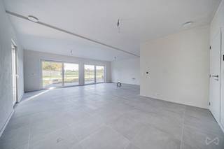 We Invest Centre Hainaut vous présente en exclusivité trois superbes maisons neuves, idéalement situées au cœur d’un quartier prisé, à...