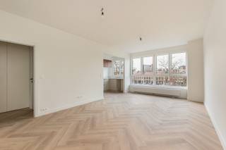 Schitterend gerenoveerd appartement op het bruisende zuid met zicht op het nieuwe ZUIDPARK.Indeling van het appartement:Inkomhal met vestiairekast:...