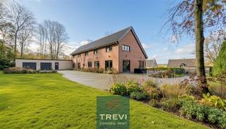 Trevi Conseil Immo est fier de vous présenter une magnifique villa de construction traditionnelle entourée d'un jardin-parc de 30 ares au bord SUD...
