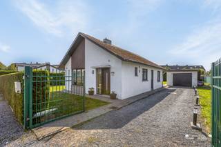 <p><span>This well-maintained open-plan home combines a pleasant layout with practical spaces and various modern amenities. The home is located in a quiet residential neighborhood in Houthalen, with schools, shops, and public transportation within walking and biking distance. </span></p><p><span>We enter the home through a </span><span>separate entryway</span><span>, which leads to the bright living room. The living area flows seamlessly into the </span><span>open kitchen</span><span>, creating a cozy and open living environment. For added comfort, the living room features a </span><span>pellet stove as</span><span> a </span><span>supplementary heat source</span><span> and </span><span>air conditioning</span><span>, in addition to the existing central heating.</span></p><p><span>The ground floor also features </span><span>two bedrooms</span><span>, making the home particularly practical for those who value single-level living. There is also a </span><span>separate half-bath with an adjoining laundry area</span><span>.</span></p><p><span>The </span><span>third bedroom</span><span>is located on the first floor </span><span> and is currently furnished as a spacious walk-in closet. Adjacent to it is the bathroom, equipped with a </span><span>bathtub, walk-in shower, and toilet</span><span>.</span></p><p><span>In </span><span>2017</span><span>,</span><span>the home’s plumbing and utilities were renovated</span><span>, providing added comfort and convenience.</span></p><p><span>The outdoor space also offers many practical advantages. The home features a </span><span>fully fenced yard</span><span>, ideal for those who value privacy and security. There is also a </span><span>garage and an automatic entrance gate</span><span>. Furthermore </span><span>,</span><span> the home includes a </span><span>basement</span><span>, which provides additional storage space.</span></p><h3><span>Key features at a glance:</span></h3><ul><li><span>Open-concept layout in Houthalen</span></li><li><span>Bright living room with open kitchen</span></li><li><span>Pellet stove and air conditioning</span></li><li><span>EPC D, with a minor adjustment to achieve EPC B</span></li><li><span>Pipes and utilities renovated in 2017</span></li><li><span>Fully fenced outdoor area</span></li><li><span>Garage </span></li><li><span>Basement</span></li></ul><p><span> </span></p><p><span>A home with a </span><span>pleasant layout, practical amenities, and plenty of space</span><span>, both inside and out.</span></p>