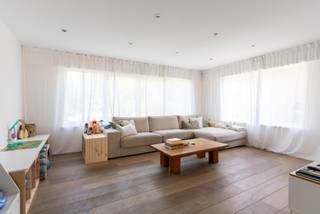 Lichtrijke gezinswoning met 4 slpk en zuidgerichte tuin
Halfopen woning (ca. 170 m²) op een perceel van 345 m² in een rustige, kindvriendelijke buurt. Scholen, winkels, ziekenhuis, openbaar vervoer, De Mikerf en bosgebied De Inslag liggen vlakbij.
Gelijkvloers: inkomhal met kast, lichtrijke leefruimte met parket, uitgeruste keuken met tuinzicht, gastentoilet en ruime garage met berging en wasplaats. Eerste verdieping: 3 slaapkamers en badkamer met bad, douche, wc en dubbele lavabo. Zolder: 4e slaapkamer met airco en extra opbergruimte.
Zuidgerichte tuin met Japanse kersenboom, ruim tuinhuis en fietstoegang via een wandelweg achteraan. Oprit voor 2 à 3 wagens.
Troeven: 2 warmtepompen met airco, rolluiken en vliegenramen overal, EPC C, asbestvrij.