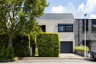Vous recherchez une maison spacieuse et économe en énergie dans un environnement calme ? Cette maison prête à emménager est située dans un quartier résidentiel d'Asse.<br />La maison a fait l'objet d'une rénovation complète en 2013 et a été agrandie pour accueillir un bureau supplémentaire et un local professionnel. D'autres investissements ont été réalisés par la suite : des travaux de peinture ont été effectués récemment et la cuisine a été rénovée. Celle-ci est entièrement équipée, avec notamment un réfrigérateur, un four à micro-ondes, un four, une cave à vin et une hotte aspirante encastrée.<br /><br />Au rez-de-chaussée se trouvent un hall d’entrée, un salon avec cuisine ouverte, un débarras et un garage. On y trouve également un bureau et une salle de loisirs, qui peuvent parfaitement servir de chambre supplémentaire ou de cabinet professionnel. Cette partie est en outre accessible séparément.<br />Le premier étage comprend trois chambres. La chambre parentale dispose d’une salle de bains privative avec double lavabo, douche, baignoire et dressing intégré. Il y a également des toilettes séparées et une deuxième salle de douche pour les deux autres chambres. Les combles entièrement aménagés font office de quatrième chambre.<br />Grâce à 16 panneaux solaires, une chaudière à condensation au gaz, une pompe à chaleur air/air et un double vitrage à haut rendement dans des cadres en aluminium, la maison bénéficie d’un label EPC B. <br />Appelez Jordi au 0477/32.61.53