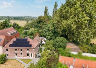 Nous avons le plaisir de vous proposer cette maison exceptionnellement spacieuse et pleine de charme, entourée d’un véritable écrin de nature...
