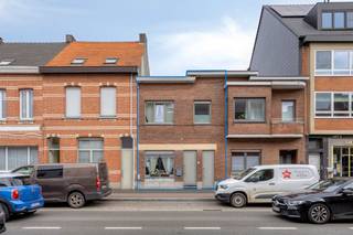 Cette maison familiale rénovée bénéficie d'un excellent emplacement, à proximité du centre commercial, des transports en commun, des écoles et du parc Kapellen. Vous pourrez y profiter du repos, d'agréables promenades, de diverses installations sportives et d'événements culturels tels que Kapellen Zingt, Pulptuur et Kroonkurk.Rez-de-chaussée :Espace de vie lumineux suivi de la salle à manger et de la cuisine avec vue sur le jardin paysager avec terrasse. Hall d'entrée avec toilettes séparées et raccordement pour machine à laver et sèche-linge.Étage :2 chambres spacieuses et une salle de bain moderne installée.Supplémentaire :Une cave et une dépendance pratique dans le jardin pour un espace de rangement supplémentaire.Détails :- Économe en énergie avec EPC B- Pompe à chaleur et ventilation avec récupération de chaleur, ce qui garantit une très faible facture énergétique- L'électricité est conforme- Volets avant électriques- Pas d'amianteRendez-vous via Dewaele.com !Vous pouvez consulter les conditions générales de Dewaele DIY sur dewaele.com.Registre des mesures: en cours de demande