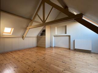 Bij het betreden van de woning kom je binnen in de ruime en gezellige leefruimte, voorzien van centrale verwarming op gas. Aansluitend bevindt zich de lichtrijke veranda, die overgaat in de volledig uitgeruste keuken.<br />Op het gelijkvloers bevindt zich de badkamer, uitgerust met een douche, lavabo en toilet. Daarnaast is er ook een kelder, ideaal voor extra opslagruimte.<br />Op de eerste verdieping vind je twee slaapkamers en een apart toilet. Via een vaste trap bereik je de zolderverdieping, die momenteel is ingericht als extra slaapkamer.<br />Tot slot beschikt de woning over een aangename tuin van ongeveer 100 m² – een fijne buitenruimte waar je in alle rust kan genieten. Kadastraal moet er nog een landmeter komen en zullen de partijen beslissen tot welke grens het verkocht wordt.<br />Meer info of bezoek? Bel Amber op 0470 11 17 12