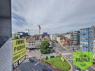 Lichtrijk tweeslaapkamerappartement met 2 terrassen op centrale ligging te koop in Oostende.<br /><br />Centraal gelegen tweeslaapkamerappartement met een zeer gunstig EPC te koop. Ideaal als investering of voor eigen bewoning. Het appartement beschikt over een lichtrijke leefruimte en voldoende opbergruimte. Het appartement is op wandelafstand van de zeedijk van Oostende. <br /><br />Indeling:<br />-1°V: kelderberging<br />5°V: Lichtrijke leefruimte met open keuken voorzien van alle nodige comfort (kookfornuis - vaatwasmachine - inbouw frigo), terras met buitenbergruimte, bergruimte met aansluiting wasmachine en droogkast, badkamer met ligbad, douche en dubbele lavabo, 2 slaapkamers, zuidgericht terras<br /><br />TROEVEN:<br />- Gunstig EPC (B)<br />- Lichtrijk appartement<br />- Zeer centrale ligging<br />- 2 slaapkamers<br />- 2 terrassen<br />- Ligbad én douche<br />- Ook ideaal als investering (momenteel verhuurd)<br /><br />Vraagprijs: €275.000<br />Kelderberging: €6.000<br /><br />interesse in een vrijblijvend bezoek?<br /><br />www.immopadiva.be<br />info@immopadiva.be<br />059 41 10 10