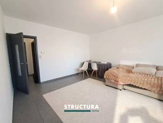 Dit volledig gerenoveerde appartement van ca. 75 m² bevindt zich op de derde verdieping van een kleinschalig gebouw zonder lift, in het centrum van Strombeek-Bever. Dankzij de instapklare afwerking, het gunstige EPC-label C en de centrale ligging vormt het appartement een interessante opportuniteit. Het pand is momenteel verhuurd aan € 900 per maand en is daardoor eveneens interessant als investering.IndelingHet appartement beschikt over een inkomhal die toegang geeft tot de verschillende ruimtes. De gezellige woonkamer sluit aan op de keuken. Verder zijn er twee kamers (één grote en één kleine), een badkamer met douche en een veranda.Op de gelijkvloerse verdieping zijn bovendien twee privatieve kelders inbegrepen.Karakteristieken- Bewoonbare oppervlakte van ca. 75 m²- Kleinschalig gebouw zonder lift- Volledig gerenoveerd en instapklaar- EPC C - Twee kelders inbegrepen- Lage gemeenschappelijke kosten- Momenteel verhuurd aan € 900/maand- Mogelijkheid tot aankoop van een garage, met parkeermogelijkheid ervoor, aan €30.000- Centrale ligging in Strombeek-Bever- Winkels en openbaar vervoer op wandelafstandEen instapklaar en energiezuinig appartement op een ideale locatie, interessant voor zowel eigen bewoning als investering. Interesse? Neem contact met ons op voor meer informatie of een bezoek ter plaatse via 02 460 80 46 of info@structura.be