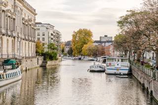 LIGGING <br />Dit appartement gelegen te Onderbergen 76 geniet een topligging in het centrum van Gent. Zo is dit appartement omringd van tal van horeca, scholen, winkels en het water. De ideale locatie dus om volop te genieten van het Gentse stadsleven.<br /><br />INDELING<br />U komt dit moderne appartement binnen in een centrale inkomhal met vestiaire en gastentoilet. Vervolgens heeft u toegang tot de open leefruimte die is ingedeeld met een eetgedeelte, een gezellige zithoek en een volledig uitgeruste moderne keuken met kookeiland. De grote raampartijen zorgen voor een overvloed aan natuurlijk licht en versterken het ruimte gevoel. Vanuit de leefruimte heeft u toegang tot het ruime inpandige terras.Verder beschikt het appartement over twee slaapkamers, een aparte douchekamer en een badkamer uitgerust met ligbad, douche en dubbele wastafel.<br />Gezien het recente bouwjaar beantwoord dit appartement volledig aan de hedendaagse normen.<br />Een ondergrondse parkeerplaats is beschikbaar aan €50.000 en dient samen met het appartement te worden aangekocht.<br /><br />Voor meer info en/of een bezoek contacteer Clément 0476665521