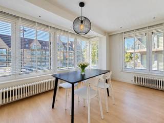 Zongericht hoekappartement op een aangename ligging nabij het centrum van Oostduinkerke en op wandelafstand van het strand. Dankzij de vele raampartijen geniet het appartement van veel lichtinval. Het omvat een mooie leef- en eetruimte, open keuken met toegang tot het terras/balkon, twee slaapkamers en een verzorgde badkamer met ligbad, inloopdouche en dubbele wastafel. In de kelderverdieping is er een ruime private fietsenberging. Het appartement is vergund als vakantiewoning. Ref. Mireille 0101