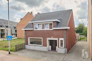 Charmante stadswoning met een lichtrijke woonkamer, 3 slaapkamers en een veranda gelegen op een perceel van 177 m² in het hartje van Lommel Centrum.<br /><br /><strong>INDELING:</strong><br /><strong>Gelijkvloers:</strong> inkomhal, woonkamer, keuken, doucheruimte/toilet, veranda, berging<br /><strong>Eerste verdieping: </strong>nachthal, 3 slaapkamers<br /><br /><strong>BIJZONDERHEDEN:</strong><br />- Toplocatie;<br />- rolluiken;<br />- kelder & zolder aanwezig;<br />- zuidgericht terras;<br />- onderhoudsvriendelijk perceel.