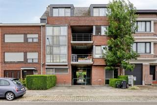 <p><span>Instapklaar gelijkvloers appartement met tuin nabij het centrum van Edegem Op zoek naar comfortabel wonen zonder zorgen? Dit gezellige gelijkvloerse appartement ligt op wandel- en fietsafstand van het centrum van Edegem en beschikt over een aangename privétuin met terras. Het appartement wordt volledig gemeubeld verhuurd en is onmiddellijk instapklaar. De lichtrijke leefruimte, uitgeruste keuken en comfortabele slaapkamer zorgen ervoor dat u zich meteen thuis voelt. Extra roef is de tweede kamer, die aangepast wordt aan de wensen en behoeften van de huurder. Heeft u nood aan een bureau, hobbyruimte, dressing of extra slaapkamer? Samen bekijken we de ideale invulling. Het concept is eenvoudig: u komt binnen met uw valies en kunt meteen starten met wonen. Geen verhuisstress, geen aankoop van meubels, gewoon genieten van een volledig uitgeruste woonst op een uitstekende locatie. Troeven: ·Gelijkvloers appartement ·Nabij centrum Edegem ·Privétuin met terras ·Volledig gemeubeld ·Flexibel in te richten tweede kamer ·Instapklaar: enkel uw valies meebrengen Interesse? Neem gerust contact op voor meer informatie of een bezoek. </span></p>