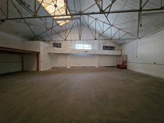 Gelegen op een vlot bereikbare locatie biedt dit magazijn van 300 m² een ideale ruimte voor opslag of lichte professionele activiteiten. De site...