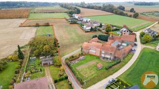 LUBBEEK – Achterin gelegen hoeve op +/- 1,2haOp een rustige locatie in Lubbeek vinden we deze charmante hoeve met een private toegangsweg die heel...