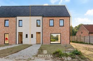 Voor meer info en foto’s, surf naar www.swevers.be – Deze nieuwe halfopen bebouwing aan Kwadestraat 80 in Geetbets wordt aangeboden met een grondwaarde van €130.000 (12% registratierechten) en een constructiewaarde van €300.000 (21% btw) en biedt een mooie combinatie van moderne afwerking, comfort en een praktische indeling. Op het gelijkvloers kom je binnen via de inkomhal met gastentoilet en trap. Vooraan bevindt zich de lichtrijke woonkamer van 21,84 m². Aansluitend ligt de open keuken van 24,60 m², met voldoende plaats voor een kookeiland en eetruimte. Achteraan is er nog een handige berging met aansluiting voor wasmachine en droogkast. Op de eerste verdieping bevinden zich drie volwaardige slaapkamers, een nachthal, een apart toilet en een ruime badkamer met dubbele wastafel en inloopdouche. De grootste slaapkamer van 18,20 m² biedt extra mogelijkheden voor een dressing of kastenwand. De andere kamers van 10,85 m² en 10,15 m² zijn ideaal als kinder-, logeer- of bureauruimte. Het perceel van 882 m² is zuidoost georiënteerd, waardoor tuin en terras de hele dag door van veel zon genieten. Er is voldoende ruimte voor een terras, tuin, speelzone of tuinhuis. De ligging is rustig en tegelijk praktisch, met openbaar vervoer op 300 meter, restaurants op 130 meter, winkels en ontspanning op 1,7 km, scholen op 1,8 km en een vlotte verbinding naar de snelweg op 8,7 km. Een instapklare woning voor wie comfortabel en hedendaags wil wonen. Voor meer informatie, bel 011 255 155. Bron bewoonbare oppervlakte: EPC – verslag.