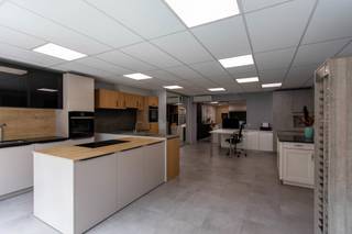 Commerciële handelsruimte van ca. 110 m² met groot etalageraam, gelegen op een centrale toplocatie in het centrum van Essen. Dankzij de...