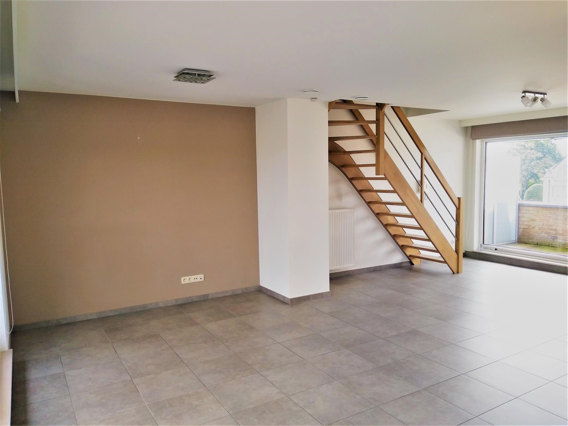 Ruim duplex-appartement met 2 slaapkamers, garage en autostaanplaats - foto 4