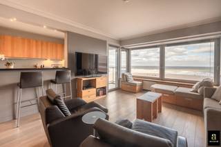 Ruim ongemeubeld appartement in goede staat, gelegen aan het Rubensplein, met een prachtig frontaal zeezicht vanuit de keuken en de woonkamer...