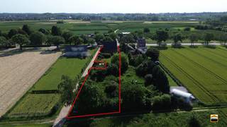 <p><span> </span></p><p><span>Villa met potentieel (te renoveren) in Wellen!</span><span><br /><br /></span><span>Bent u op zoek naar een woning die u volledig naar uw eigen smaak kunt inrichten? Dan biedt <br />deze charmante woning in Wellen een uitstekende opportuniteit.<br /><br />Gelegen op een mooie locatie met een open uitzicht op het omliggende groen en de velden, <br />beschikt deze woning over een bijzonder ruim potentieel. De lichtrijke leefruimte van ca 50 m² <br />vormt het hart van de woning en biedt tal van mogelijkheden voor een gezellige woon- en <br />eetkamer.<br /><br />Verder beschikt de woning over:</span></p><ul><li><span>3 volwaardige slaapkamers</span></li><li><span>Een ruime keuken van ca 16m²</span></li><li><span>Een royale inkomhal die zorgt voor een aangename ontvangst</span></li><li><span>Een badkamer die volledig naar eigen wensen en stijl kan worden gerenoveerd</span></li><li><span>Een praktische zolderberging voor extra opslagruimte</span></li><li><span>Een volledig onderkelderde verdieping met garage aan de achterzijde van de woning</span></li><li><span>Meer dan voldoende berg- en stockageruimte</span></li></ul><p><span>Vanuit het terras geniet u van een prachtig zicht op de mooie tuin en een weids zicht over de <br />achterliggende velden. Een ideale plek om in alle rust te ontspannen en te genieten van de <br />groene omgeving.<br /><br />Dankzij de solide basis, de ruime volumes en de uitstekende ligging biedt deze woning een <br />unieke kans voor wie op zoek is naar een makkelijk te renoveren woning met karakter en <br />toekomstpotentieel.<br /><br /></span><span>Troeven:</span><span><br /></span><span>✔</span><span> Rustige ligging in het groene Wellen<br /></span><span>✔</span><span> Vrij uitzicht op tuin en velden<br /></span><span>✔</span><span> Ruime leefruimte van ca. 50 m²<br /></span><span>✔</span><span> 3 slaapkamers<br /></span><span>✔</span><span> Volledig onderkelderd met garage<br /></span><span>✔</span><span> Zolderberging<br /></span><span>✔</span><span> Tal van renovatie- en inrichtingsmogelijkheden<br /><br /></span><span>Wenst U meer informatie over deze woning of een bezichtiging? <br />Contacteer ons op 012 26 22 05 of info@hetimmohuis.be</span></p><p><span> </span></p><p><span> </span></p>