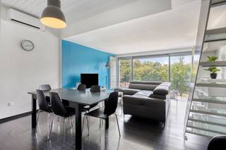 TE KOOP: woning met 4 slaapkamers, 2 badkamers, grote Zuid-Oostgerichte tuin met 2 autostaanplaatsen.<br /><br />Indeling:<br />gelijkvloers:<br />- inkomhal met ingemaakte kast en gastentoilet<br />- volledig uitgeruste keuken <br />- lichtrijke woonkamer voorzien van airco<br /><br />-1:<br />- keuken met keukeneiland<br />- badkamer met inloopdouche en ligbad<br />- toilet<br />- ruime berging<br />- grote Zuid-Oostgerichte tuin met 2 autostaanplaatsen en servitudeweg<br /><br />eerste verdieping: <br />- Master Bedroom (ca 13m²) met terras<br />- slaapkamer 2 (ca 8m²)<br />- badkamer met douche, toilet en aansluiting voor wasmachine<br /><br />tweede verdieping:<br />- slaapkamer 3 (ca 13m²) voorzien van airco<br />- slaapkamer 4 (ca 10m²)<br /><br />Bijzonderheden:<br />- airco's aanwezig<br />- 2 autostaanplaatsen<br />- gerenoveerd in 2008<br />- woonkamer is voorzien van screens<br />- grote Zuid-Oostgerichte tuin<br />- gunstige EPC score<br />- zeer rustige ligging, vlakbij natuurdomein De Walenhoek<br />- servitudeweg achteraan<br /><br />Bent u geïnteresseerd in dit vastgoed te koop in Niel? Aarzel dan niet om contact met ons op te nemen.<br />Wenst u uw eigendom ook te koop of te huur te stellen? Steeds tot uw dienst om u verder te helpen met al uw vragen over vastgoed!<br /><br />De eigendom wordt aangeboden via de Pre-sale formule. Op 23/09/2026 tussen 13:00 en 17:00 kan u het huis op afspraak komen bezichtigen en een bod uitbrengen. De vermelde prijs is een instelprijs. Voor meer info, gelieve contact op te nemen met de dossierverantwoordelijke.<br /><br />Bestuursmaatregelen in het maatregelenregister: nee