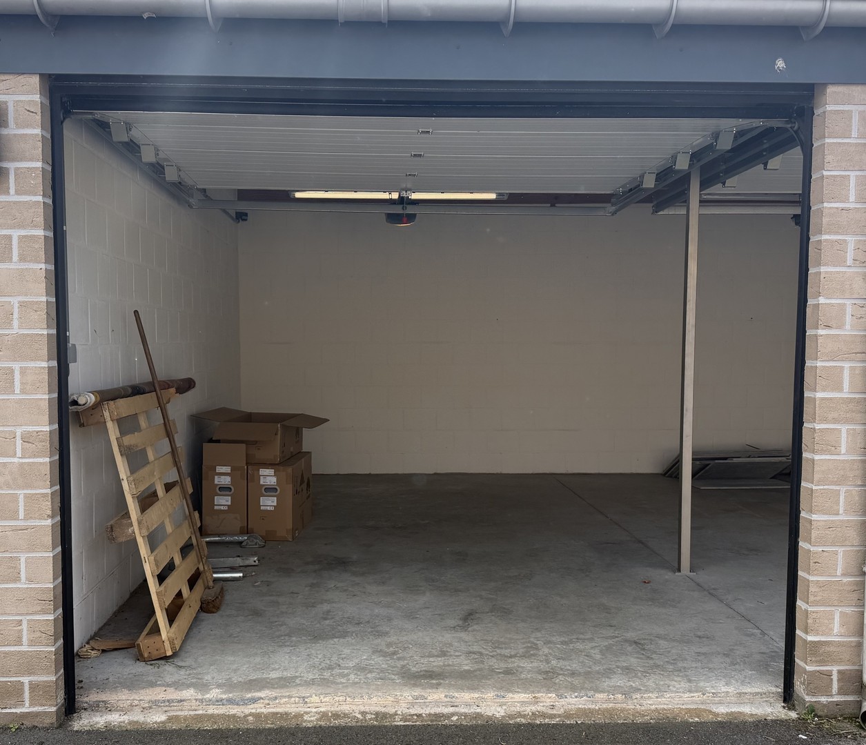 Dubbele garage met sectionale poorten in afgesloten garagecomplex - foto 4
