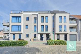 <p><span>Goed gelegen handelsruimte te Sint-Katelijne-Waver/Mechelen</span></p><p><span>Op een uitstekende locatie aan een toegangsweg richting Mechelen vind je deze mooie handelsruimte die de mogelijkheid biedt aan verscheidene soorten handelsactiviteiten. Je beschikt met deze locatie over veel passage en voldoende publieke parkeermogelijkheden in de onmiddellijke nabijheid om jouw zaak tot een echt succesverhaal uit te bouwen.</span></p><p><span>De handelszaak was in het verleden een broodjeszaak en bestond uit een open (verbruiks)ruimte met bereidingstoog, een achterliggende verwerkingsruimte/berging en sanitair. </span></p><p><span>Momenteel wordt de zaak uitgebaad als beautysalon.</span></p><p><span>De zaak is gevestigd in een recent gebouw uit 2019 met een zeer nette uitstraling.</span></p><p><span>Geïnteresseerd om hier je handelszaak uit te baten? Contacteer ons dan op 015/20.20.82 of <span>info@demakelaardij.be</span></span><span> voor meer info of voor een bezoek ter plaatse!</span></p>