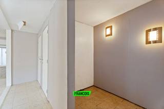 In Krombeke (deelgemeente van Poperinge) bevindt zich deze woning. Deze woning is op te frissen of te renoveren. Mits dakisolatie bekom je al label D waardoor de renovatieplicht meteen wegvalt! De indeling van de woning gaat als volgt: Inkomhal - woonkamer - keuken - berging - garage - wasplaats - badkamer en gang. Op het 1e verdiep heb je 2 slaapkamers en een toilet. Je hebt een koertje aan de zijkant! <br /><br />Steek de handen uit de mouwen en maak van deze woning een gezellige stek! Contacteer Manon (+32 475 21 56 22) voor een bezoek ter plaatse en bekijk samen wat de mogelijkheden zijn! <br /><br />Technische kenmerken:<br /><br />- Enkele beglazing<br /><br />- CV dmv stookolie<br /><br />- Elektriciteit niet conform <br /><br />- Dakisolatie nog niet voorzien<br /><br />- EPC: label F => mits dakisolatie alreeds in label D <br /><br />